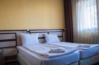 Отель Hotel Rodina Банско Двухместный номер с 1 кроватью или 2 отдельными кроватями-3